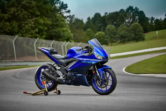 2024 Yamaha YZF-R3 Team Yamaha Blue in Street, Cruisers & Choppers in Vancouver - Image 6