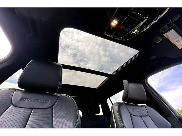 2023 Jeep Grand Cherokee L Overland 4x4 | Massage Seats | McInto in Cars & Trucks in Mississauga / Peel Region - Image 18