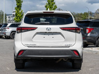 One Owner - Keyless Ignition - AWD - Sunroof - SofTex Leather - BSM The 2021 Toyota Highlander XLE b... (image 7)
