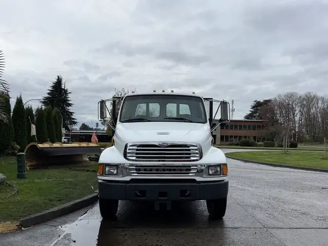2008 sterling Acterra 20 Foot Flatdeck with Ramp Hydraulic Brake in Heavy Trucks in Richmond - Image 4