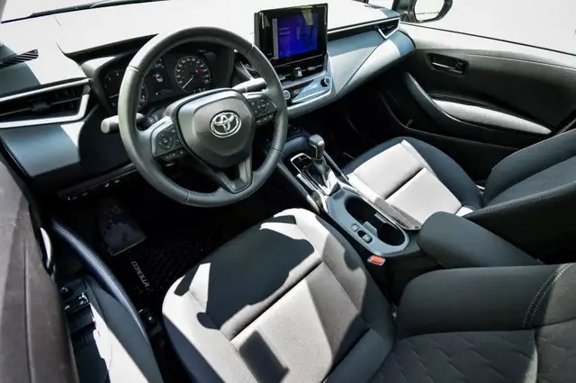 2024 Toyota Corolla LE - Heated Seats - Apple CarPlay dans Autos et camions dans Ottawa - Image 10