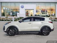 This Kia Sportage boasts a Regular Unleaded I-4 2.4 L/144 engine powering this Automatic transmissio... (image 1)