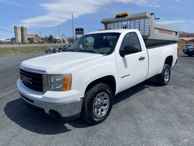 2010 GMC Sierra 1500 WT in Cars & Trucks in Sherbrooke - Image 3