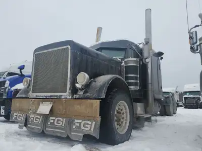 2001 Peterbilt 379 for sale,63" sleeper flat top, Caterpillar C15 6NZ engine, 18-speed manual transm...