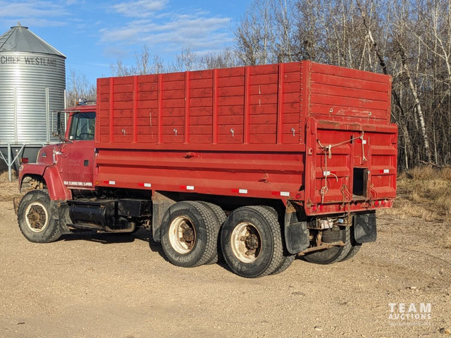 1993 Ford T/A Day Cab Grain Truck L8000 in Heavy Trucks in Edmonton - Image 2