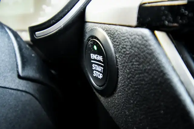 2020 Ford Escape SE • HEATED SEATS • CP/AA • NAV • PARK ASSIST in Cars & Trucks in Ottawa - Image 21
