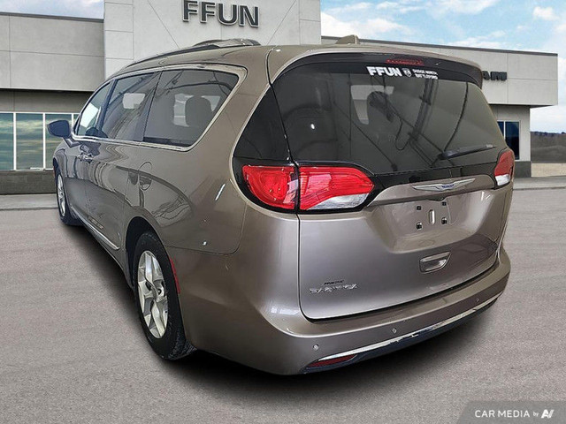2017 Chrysler Pacifica Touring-L Plus in Cars & Trucks in Saskatoon - Image 3