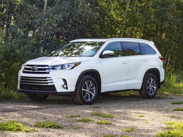 2017 Toyota Highlander XLE in Cars & Trucks in Edmonton - Image 3