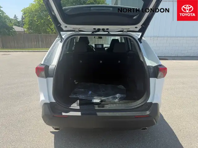 2021 Toyota RAV4 XLE LEASE RETURN - CLEAN CARFAX - ONE OWNER... in Cars & Trucks in London - Image 4