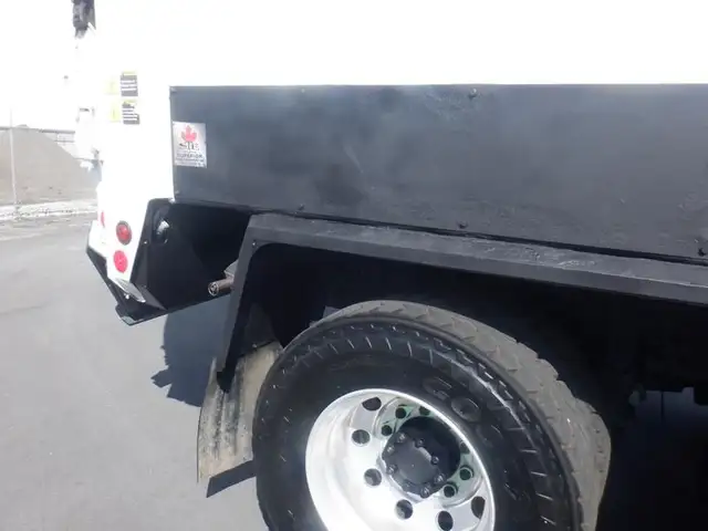 2008 international 7400 Garbage Truck Air Brakes Diesel in Heavy Trucks in Richmond - Image 22