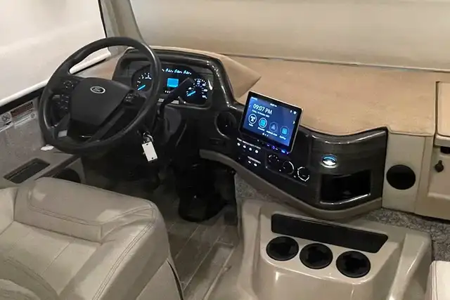 2022 Thor Miramar 35.2 – Pre-Owned Class A Motorhome.  in RVs & Motorhomes in Red Deer - Image 16