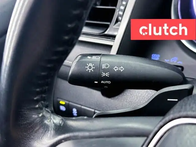 2020 Toyota Camry Hybrid SE w/ Apple CarPlay, Heated Front Seats dans Autos et camions dans Ottawa - Image 30