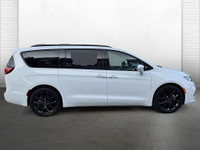 Cette Pacifica Limited ensemble S est dotée d'un intérieur en cuir Nappa, d'une poste coulissante él... (image 3)