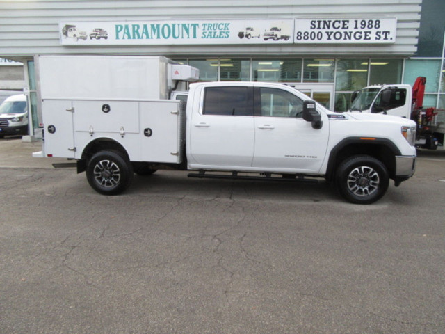  2022 GMC Sierra 3500 GAS CREW CAB 4X4 WITH NEW SERVICE / UTILIT in Cars & Trucks in Markham / York Region