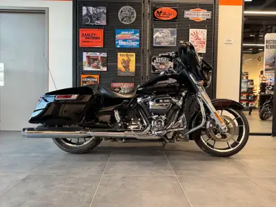 The icon you love to see and love to be seen on. Powered by a Milwaukee-Eight 107 engine, the Street...