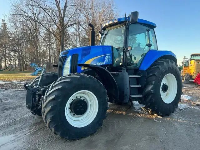 2009 New Holland T8020 Blue in Farming Equipment in Edmonton - Image 4