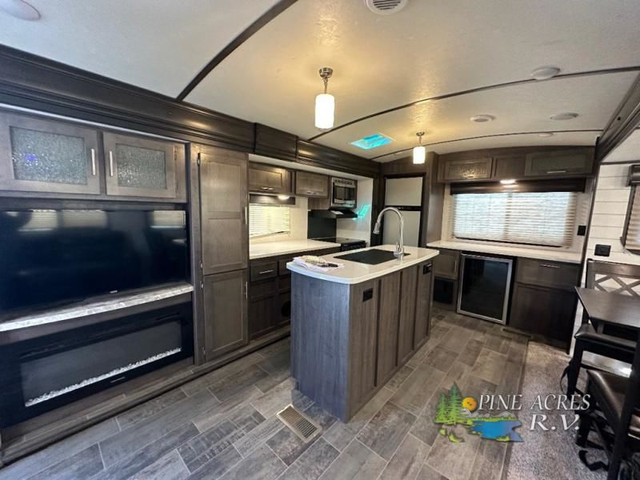 2019 CrossRoads RV Sunset Trail Super Lite SS285CK in Travel Trailers & Campers in Truro - Image 3