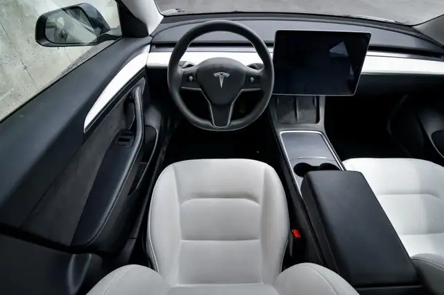 2023 Tesla Model 3 Base • FAST CHARGING • NAV • 360 CAM • SUNROO in Cars & Trucks in Kingston - Image 14