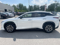 Le Lexus RZ 450e 2023 Signature est le tout premier VUS électrique de la marque, basé sur la platefo... (image 2)