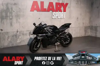 Ce YAMAHA YZF-R1 2025 est disponible DÈS MAINTENANT! Contactez-nous au 450-420-2707. PDSF: 24,499$ F...
