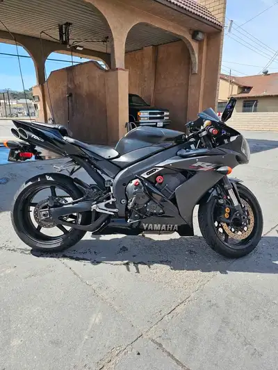 APPLY NOW: https://www.ridecollective.ca/get-pre-approved The 2004 YAMAHA YZF-R1 is a high-performan...