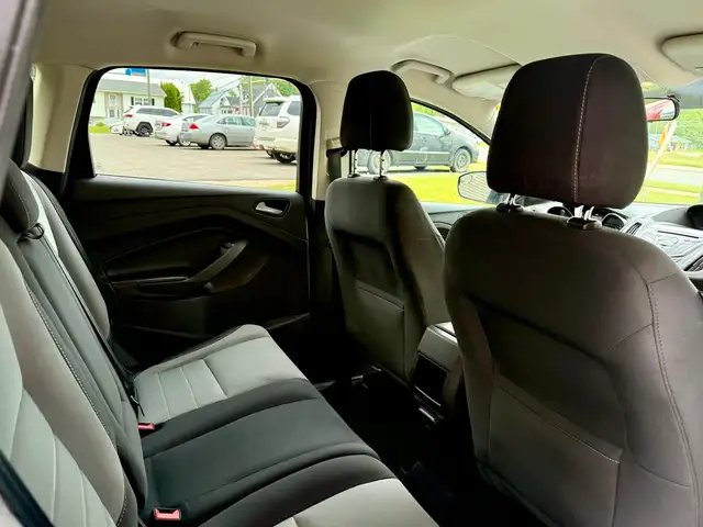 2016 Ford Escape 4WD SE - HEATED SEATS - BACKUP CAMERA dans Autos et camions dans Fredericton - Image 4