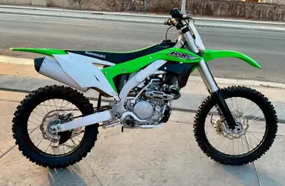 APPLY NOW: https://www.ridecollective.ca/get-pre-approved The 2017 Kawasaki KX 450F is a high-perfor...
