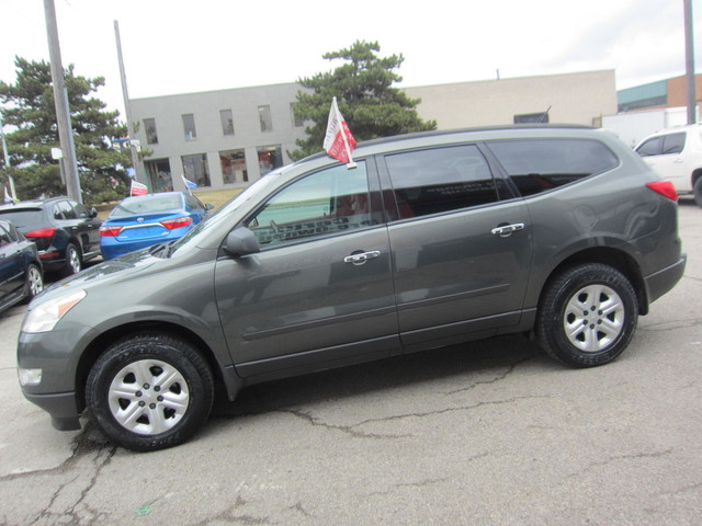 2011 Chevrolet Traverse LS | CLEAN CARFAX REPORT | 8 PASSENGER | in Cars & Trucks in Oakville / Halton Region - Image 2