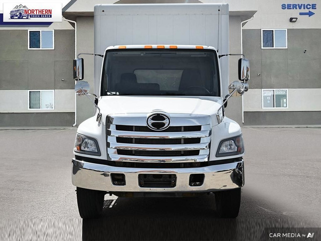 2017 Hino 338 BOX TRUCK CUBE VAN / BOX TRUCK POWER LIFT GATE in Cars & Trucks in Edmonton - Image 2