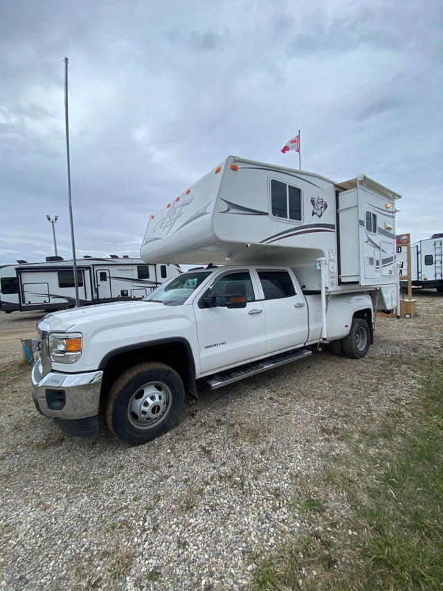 2013 ARCTIC FOX 996WB Truck Camper & 2015 GMC Sierra 3500HD 4x4 in Travel Trailers & Campers in Stratford