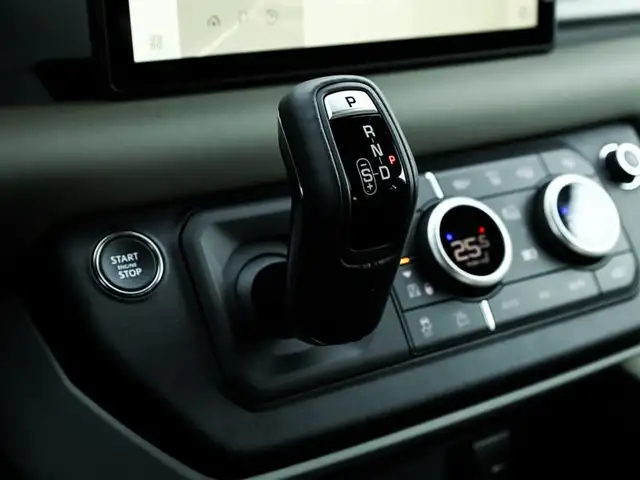 2024 Land Rover Defender 110 P300 S in Cars & Trucks in Oshawa / Durham Region - Image 17