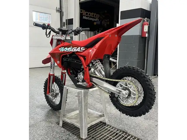 2025 GASGAS MC-E 5 in Dirt Bikes & Motocross in Granby - Image 5