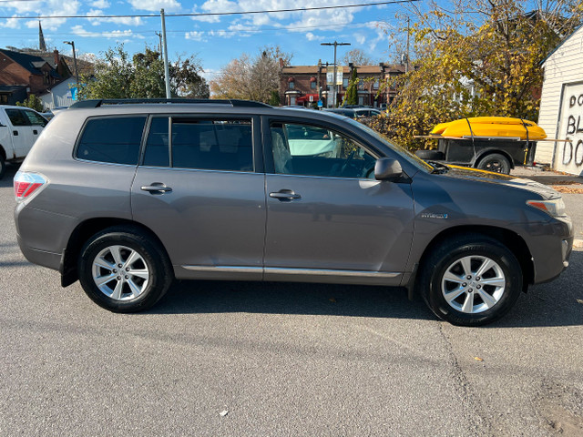 2012 Toyota Highlander hybrid Hybrid in Cars & Trucks in Oshawa / Durham Region - Image 4