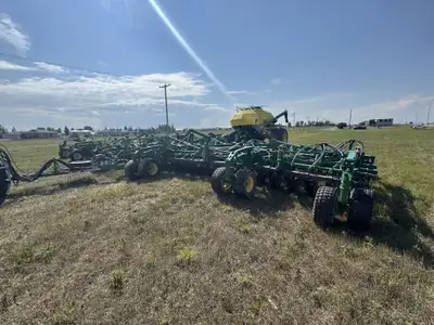 2011 John Deere 1835 Drill & 2011 John Deere 1910 Cart - 61' Width - 10in. Spacing - 550 Trips on sh...