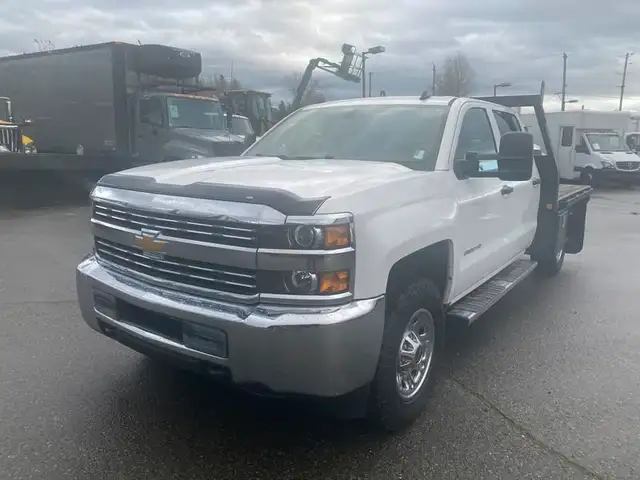 2015 chevrolet Silverado 3500HD 8 Foot Flat Deck 4WD in Heavy Trucks in Richmond - Image 2