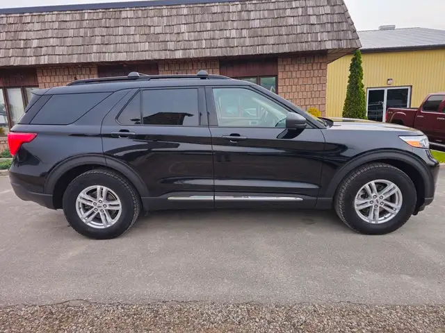 2020 Ford Explorer XLT 4WD in Cars & Trucks in Chatham-Kent - Image 4