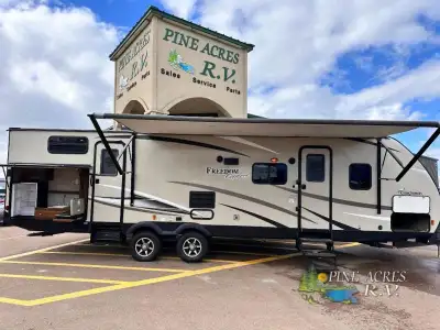 This 310BHDS Freedom Express travel trailer by Coachmen RV features two deep slide outs that make th...