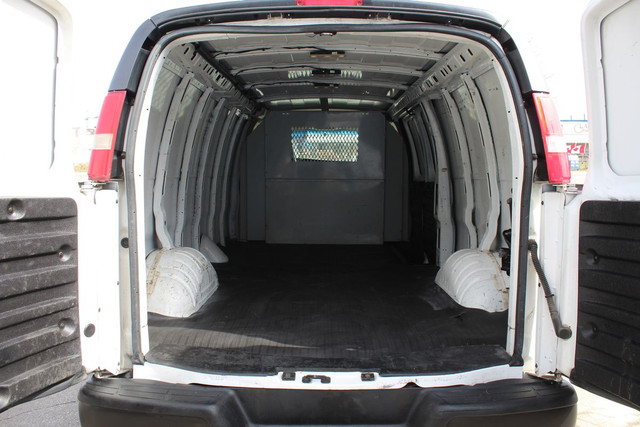 2015 Chevrolet Express 2500 Extended 155" V8 Divider in Cars & Trucks in Mississauga / Peel Region - Image 3