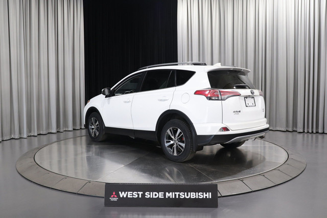 2017 Toyota RAV4 XLE AWD / SUNROOF / BACKUP CAM / ONLY 114K in Cars & Trucks in Edmonton - Image 4