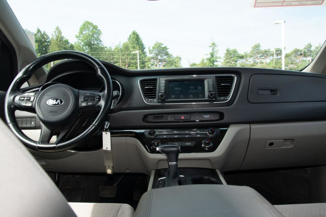 2017 KIA SEDONA LX in Cars & Trucks in Oshawa / Durham Region - Image 4