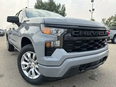 The 2025 Chevrolet Silverado 1500 Custom, powered by a potent 2.7L Turbo engine, strikes a perfect b...