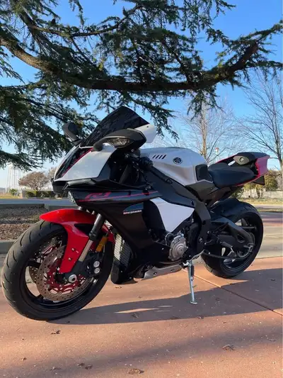 APPLY NOW: https://www.ridecollective.ca/get-pre-approved 2016 Yamaha YZF-R1 comes with a 998cc cros...