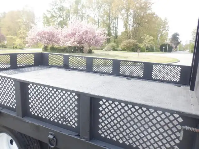 2015 isuzu NPR 12 Foot Flat Deck 3 Seater Diesel in Heavy Trucks in Richmond - Image 20