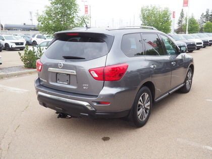 2017 Nissan Pathfinder SV 4WD. Heated Steering. SiriusXM. Heated in Cars & Trucks in Edmonton - Image 2