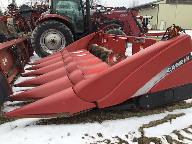 2010 CASE IH 3406 CORN HEAD in Farming Equipment in Chatham-Kent - Image 2