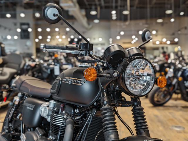 2024 Triumph Bonneville T120 Black Stealth Edition in Street, Cruisers & Choppers in Winnipeg - Image 3