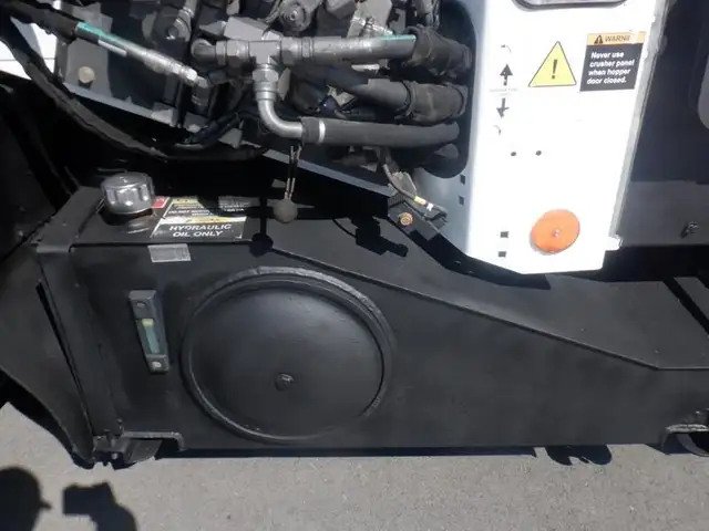 2008 international 7400 Garbage Truck Air Brakes Diesel in Heavy Trucks in Richmond - Image 21