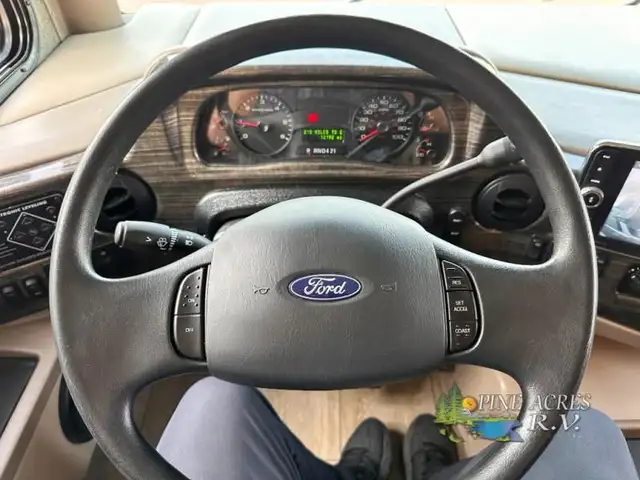 2020 Thor Motor Coach Challenger 37YT Washer & Dryer 12 k Miles in RVs & Motorhomes in Moncton - Image 46