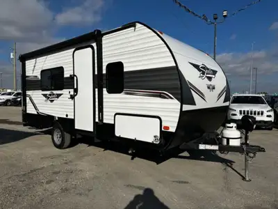 JUST TRADED IN !!! 2022 Forest River Shasta 18FQ - Light weight couples trailer with rear bathroom,...