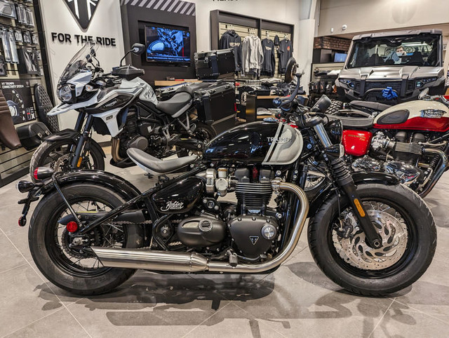 2024 Triumph Bonneville Bobber Jet Black/Ash Gray in Street, Cruisers & Choppers in Winnipeg - Image 2